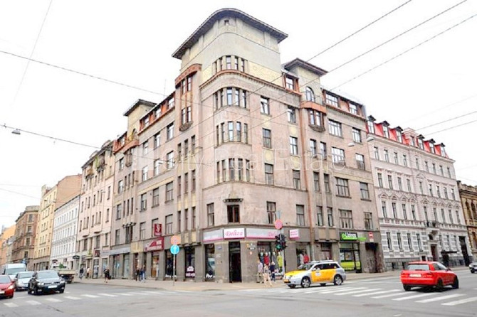 Fasādes māja, ieeja no ielas, ir lifts, kāpņu telpa pēc kapitālā remonta, logi vērsti uz Rīga - foto 19
