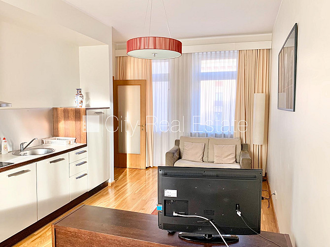 Fasādes māja, ieeja no ielas, ir lifts, guļamistabu skaits 1 gab., augstie griesti, gāzes Rīga - foto 2