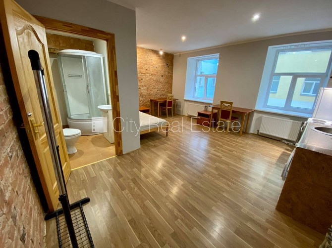 Pagalma ēka, renovēta māja, slēgts pagalms, ieeja no pagalma, kāpņu telpa pēc kosmētiskā Rīga - foto 2