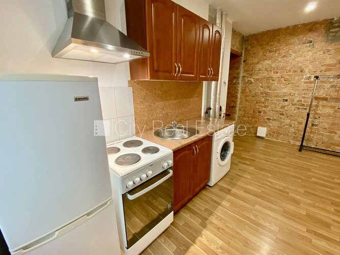 Pagalma ēka, renovēta māja, slēgts pagalms, ieeja no pagalma, kāpņu telpa pēc kosmētiskā Rīga - foto 7