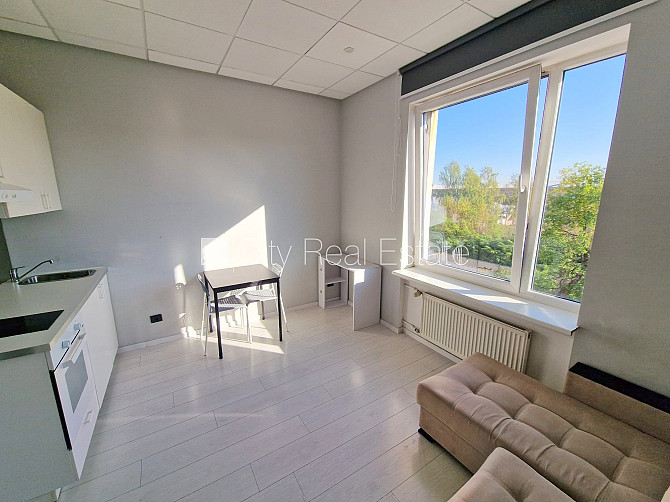 Renovēta māja, ieeja no ielas, ir lifts, kāpņu telpa pēc kapitālā remonta, logi vērsti uz Rīga - foto 7