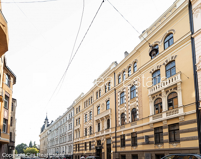 Zeme īpašumā, fasādes māja, renovēta māja, ieeja no pagalma, kāpņu telpa pēc kosmētiskā Rīga - foto 14