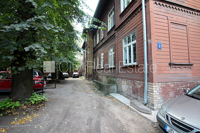 Pagalma ēka, renovēta māja, labiekārtota apzaļumota teritorija, vieta automašīnai, Rīga - foto 1