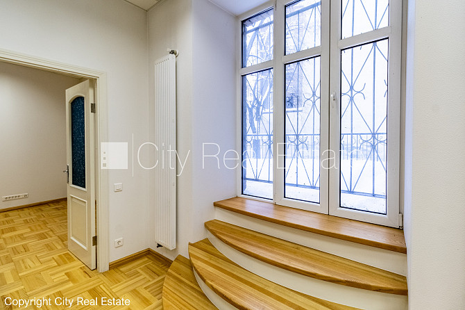 Fasādes māja, vieta vairākām automašīnām, ieeja no ielas un pagalma, terase 15 m2, logi Rīga - foto 16