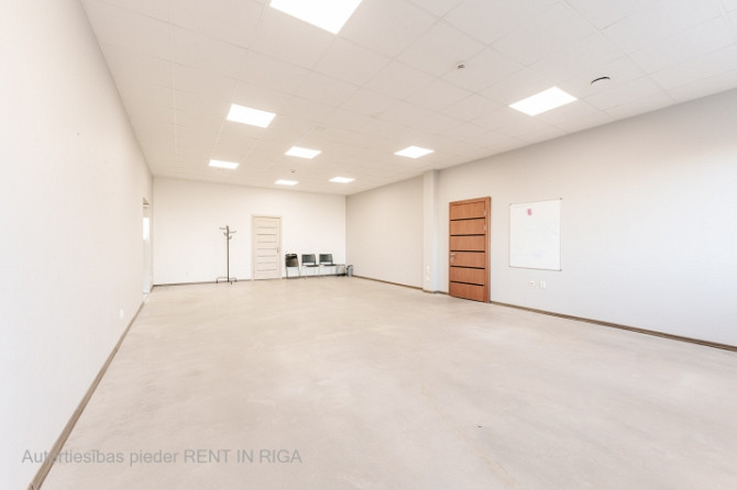 Birojs ar skatu uz lidostu un lidmašīnu pacelšanos.  Plānojums sastāv no diviem izolētiem Rīga - foto 6