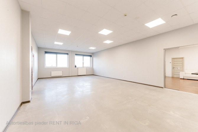 Birojs ar skatu uz lidostu un lidmašīnu pacelšanos.  Plānojums sastāv no diviem izolētiem Rīga - foto 5