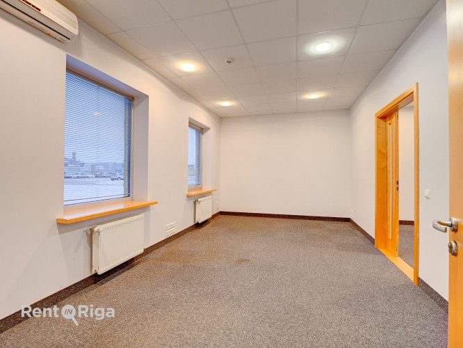 Birojs atsevišķi stāvošā ēkā pie t/c 