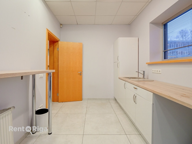 Birojs atsevišķi stāvošā ēkā pie t/c 