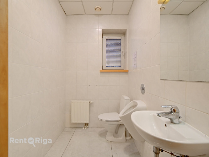 Birojs atsevišķi stāvošā ēkā pie t/c 