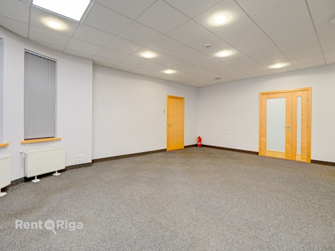 Birojs atsevišķi stāvošā ēkā pie t/c 