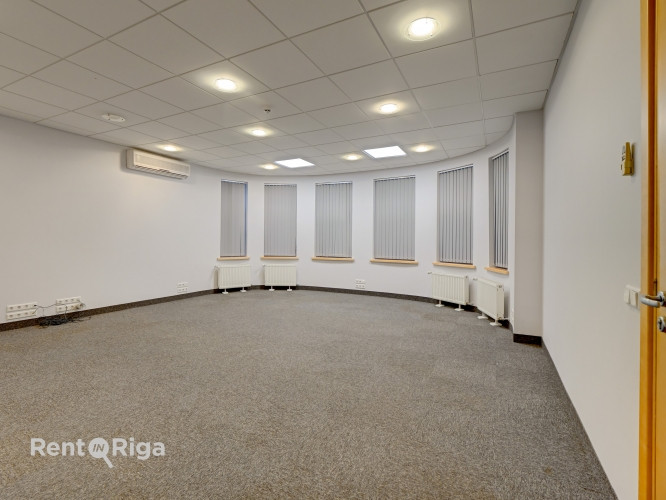 Birojs atsevišķi stāvošā ēkā pie t/c 