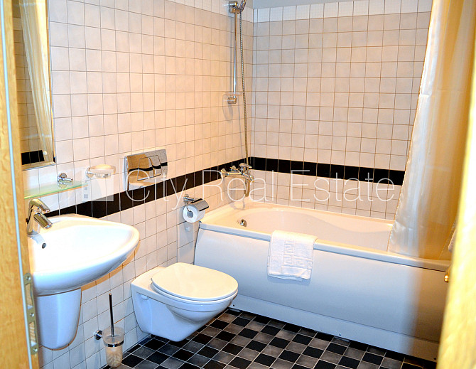 Renovēta māja, ieeja no pagalma, kāpņu telpa pēc kapitālā remonta, jumta terase, logi Rīga - foto 6