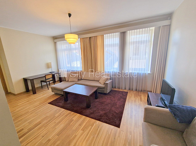 Renovēta māja, ieeja no pagalma, kāpņu telpa pēc kapitālā remonta, jumta terase, logi Rīga - foto 17