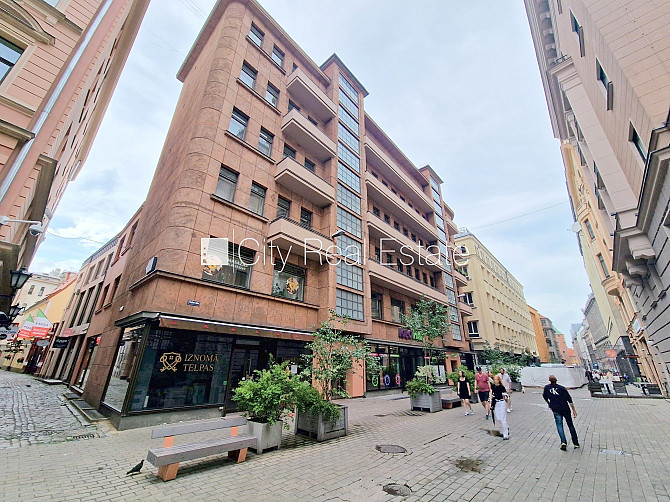Renovēta māja, ieeja no pagalma, kāpņu telpa pēc kapitālā remonta, jumta terase, logi Rīga - foto 12