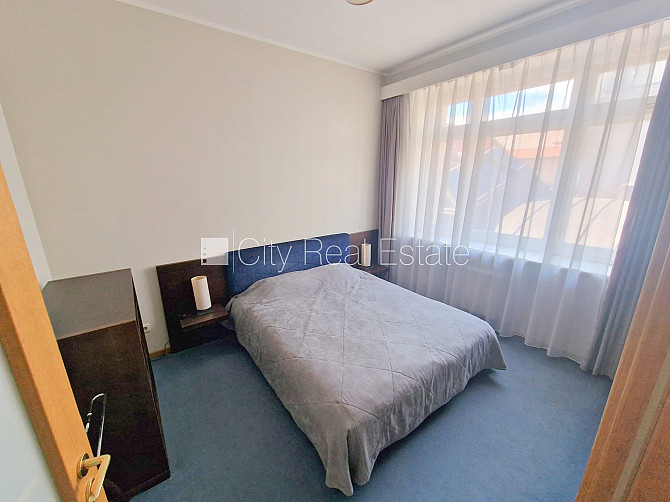 Renovēta māja, ieeja no pagalma, kāpņu telpa pēc kapitālā remonta, jumta terase, logi Rīga - foto 19