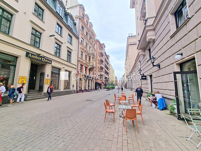 Renovēta māja, ieeja no pagalma, kāpņu telpa pēc kapitālā remonta, jumta terase, logi Rīga - foto 13