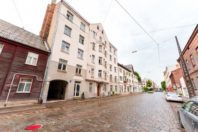 Tiek pārdots renovēts 3-istabu dzīvoklis Rīgas centrā. Ēkā ir uzstādīts gāzes apkures Rīga - foto 1