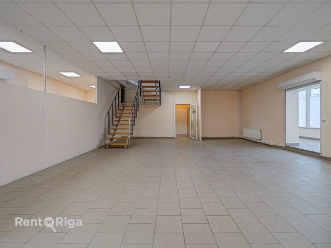 Atsevišķi stāvoša komercēka ar plašu pieguļošo teritoriju.   + Ēkā ir plaša Rīga - foto 15