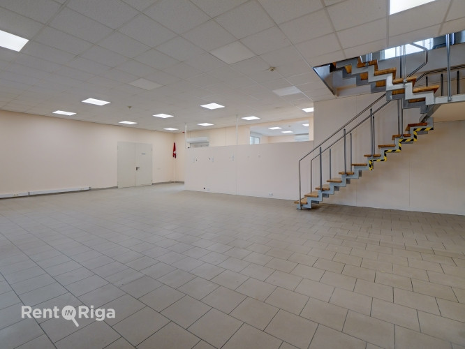 Atsevišķi stāvoša komercēka ar plašu pieguļošo teritoriju.   + Ēkā ir plaša Rīga - foto 18