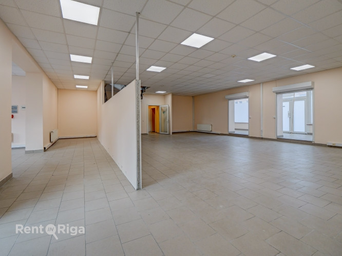 Atsevišķi stāvoša komercēka ar plašu pieguļošo teritoriju.   + Ēkā ir plaša Rīga - foto 13