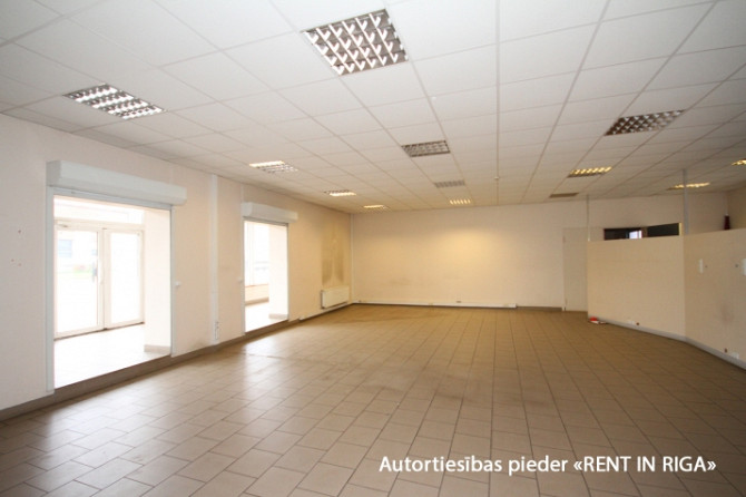 Atsevišķi stāvoša komercēka ar plašu pieguļošo teritoriju.   + Ēkā ir plaša Rīga - foto 5
