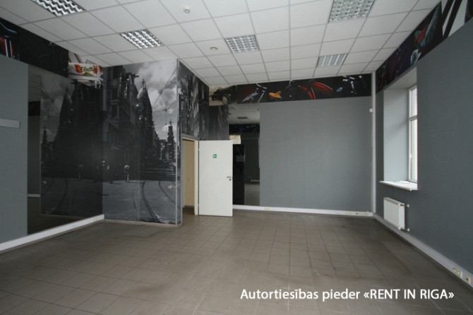 Atsevišķi stāvoša komercēka ar plašu pieguļošo teritoriju.   + Ēkā ir plaša Rīga - foto 9