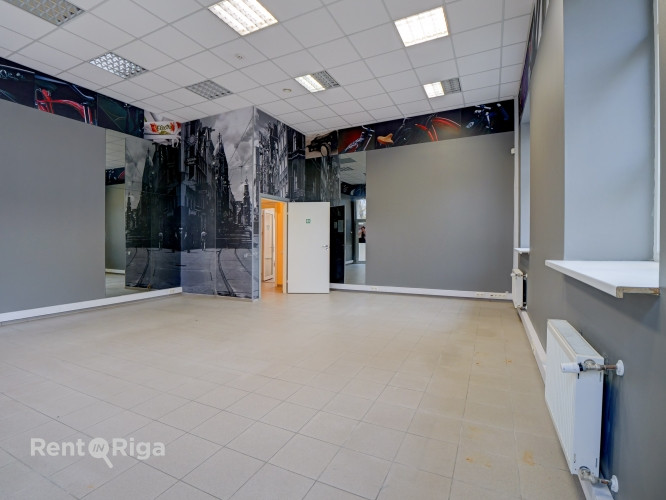 Atsevišķi stāvoša komercēka ar plašu pieguļošo teritoriju.   + Ēkā ir plaša Rīga - foto 17