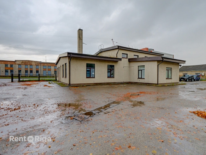 Atsevišķi stāvoša komercēka ar plašu pieguļošo teritoriju.   + Ēkā ir plaša Rīga - foto 12