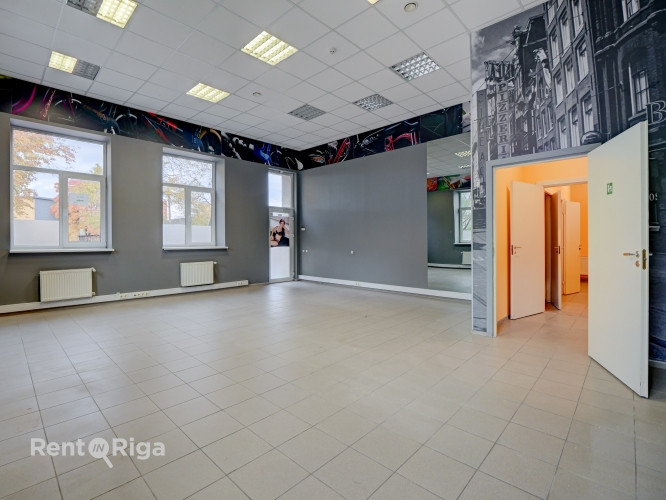 Atsevišķi stāvoša komercēka ar plašu pieguļošo teritoriju.   + Ēkā ir plaša Rīga - foto 16