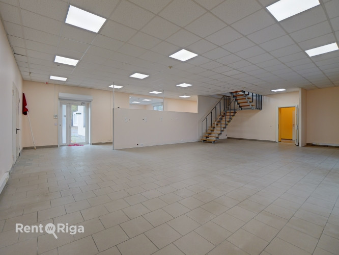 Atsevišķi stāvoša komercēka ar plašu pieguļošo teritoriju.   + Ēkā ir plaša Rīga - foto 14