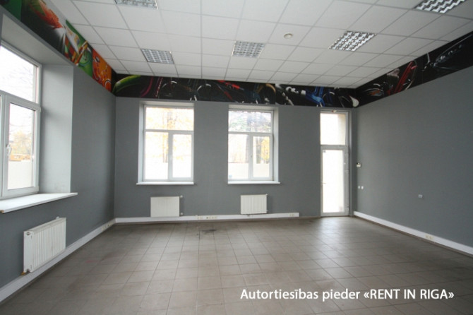 Atsevišķi stāvoša komercēka ar plašu pieguļošo teritoriju.   + Ēkā ir plaša Rīga - foto 8