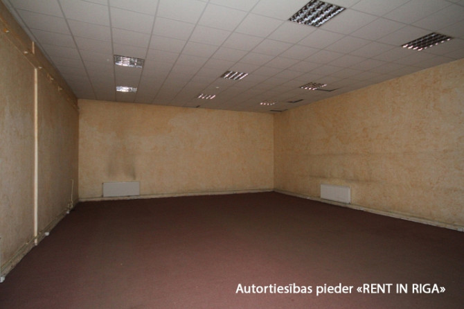 Atsevišķi stāvoša komercēka ar plašu pieguļošo teritoriju.   + Ēkā ir plaša Rīga - foto 7