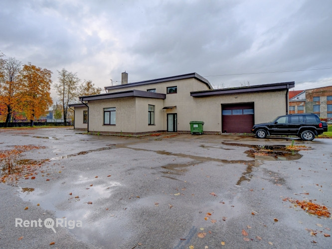 Atsevišķi stāvoša komercēka ar plašu pieguļošo teritoriju.   + Ēkā ir plaša Rīga - foto 11