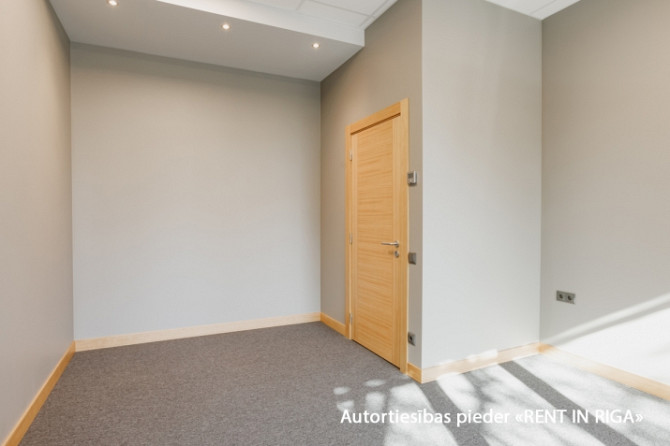Modern and representative office with large windows in a new building in Teika.  Layout: open-plan w Рига - изображение 5