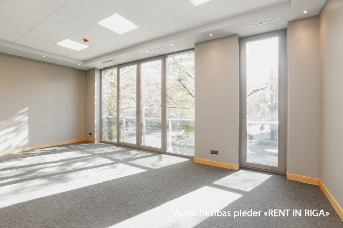 Modern and representative office with large windows in a new building in Teika.  Layout: open-plan w Рига - изображение 8