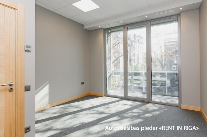 Modern and representative office with large windows in a new building in Teika.  Layout: open-plan w Рига - изображение 4
