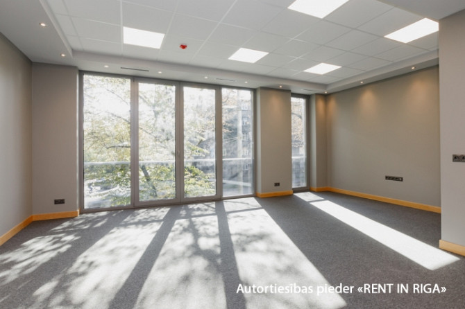 Modern and representative office with large windows in a new building in Teika.  Layout: open-plan w Рига - изображение 1