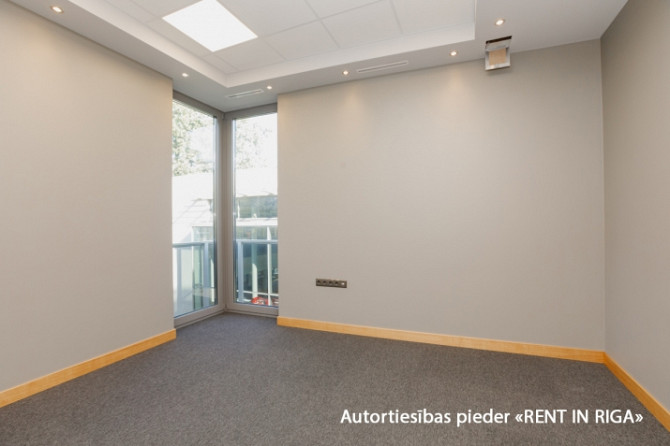 Modern and representative office with large windows in a new building in Teika.  Layout: open-plan w Рига - изображение 5