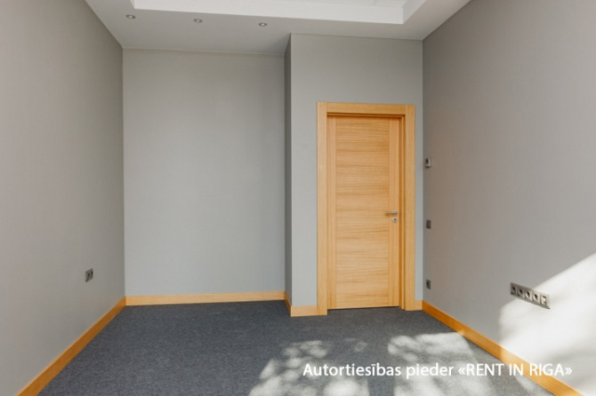 Modern and representative office with large windows in a new building in Teika.  Layout: open-plan w Рига - изображение 4