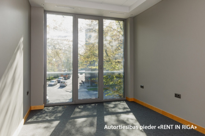Modern and representative office with large windows in a new building in Teika.  Layout: open-plan w Рига - изображение 3