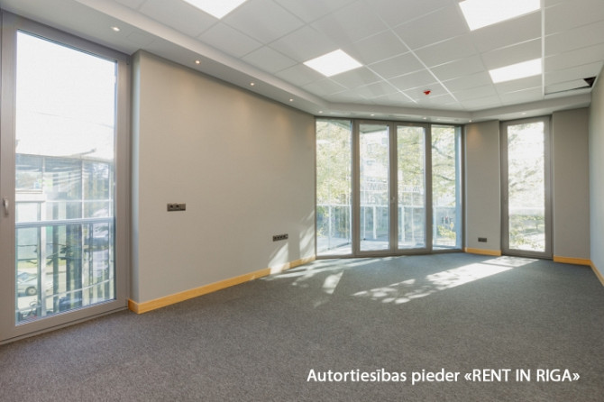 Modern and representative office with large windows in a new building in Teika.  Layout: open-plan w Рига - изображение 1
