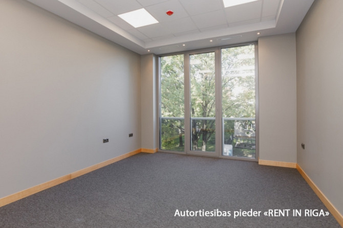 Modern and representative office with large windows in a new building in Teika.  Layout: open-plan w Рига - изображение 8