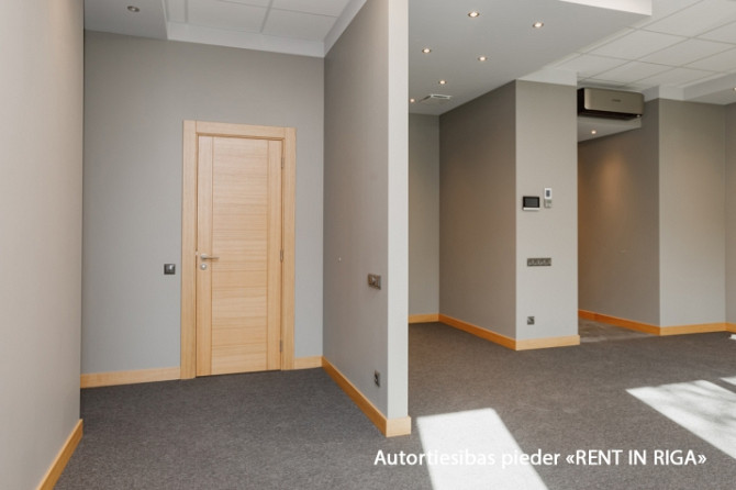 Modern and representative office with large windows in a new building in Teika.  Layout: open-plan w Рига - изображение 5