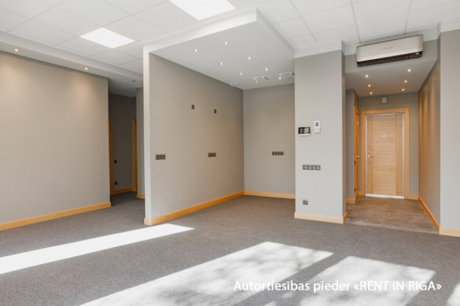 Modern and representative office with large windows in a new building in Teika.  Layout: open-plan w Рига - изображение 4