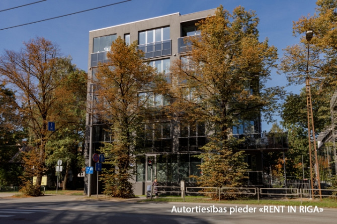Modern and representative office with large windows in a new building in Teika.  Layout: open-plan w Рига - изображение 1