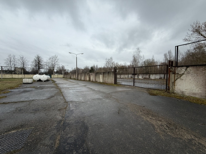 Iznomajam asfaltētu laukumu Dzintars rūpnīcas teritorijā. Zemes gables norobežots ar betona Rīga - foto 3