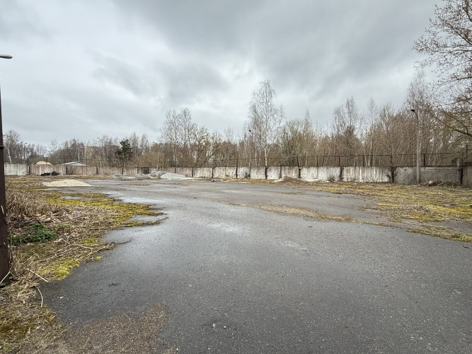 Iznomajam asfaltētu laukumu Dzintars rūpnīcas teritorijā. Zemes gables norobežots ar betona Rīga - foto 1