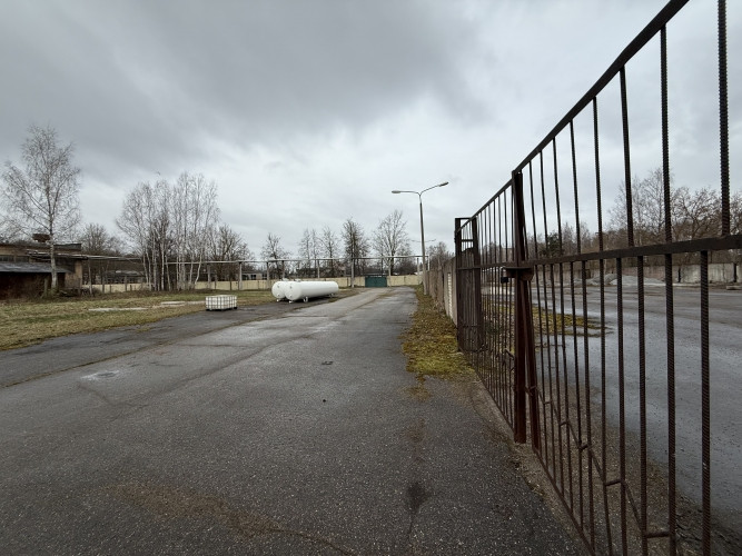 Iznomajam asfaltētu laukumu Dzintars rūpnīcas teritorijā. Zemes gables norobežots ar betona Rīga - foto 4