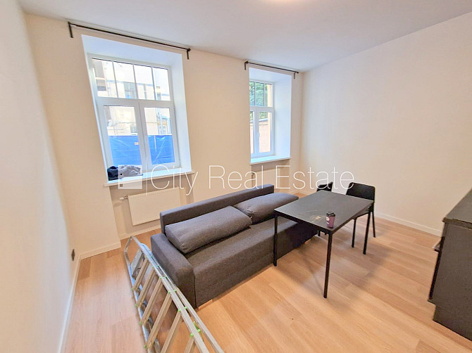 Renovēta māja, viena istaba izolēta, studio tipa, virtuve apvienota ar viesistabu, centrālā Rīga - foto 8