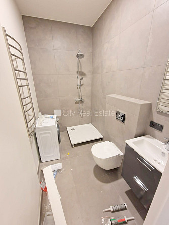 Renovēta māja, viena istaba izolēta, studio tipa, virtuve apvienota ar viesistabu, centrālā Rīga - foto 12